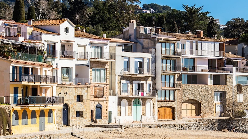 Pineda in Llafranc With 4 Bedrooms and 2 Bathrooms