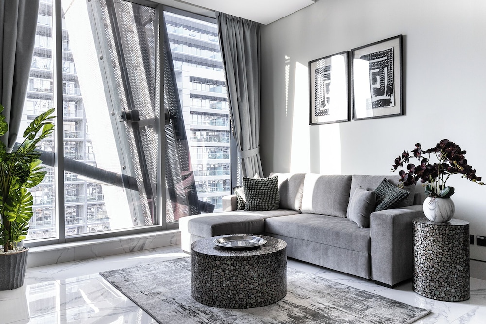 SIMPLY COMFORT Urban Chic Suites in J One Tower City & Canal Views