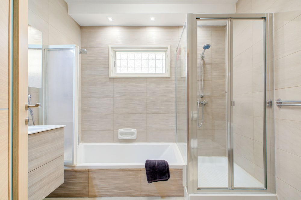 Colourful Spacious Maisonette with Yard photo 4