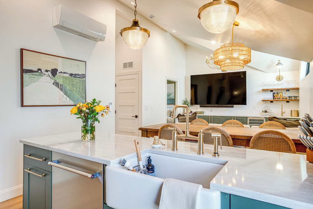 Luxe Designer Flat on Sloans Lake w/ Rooftop Deck