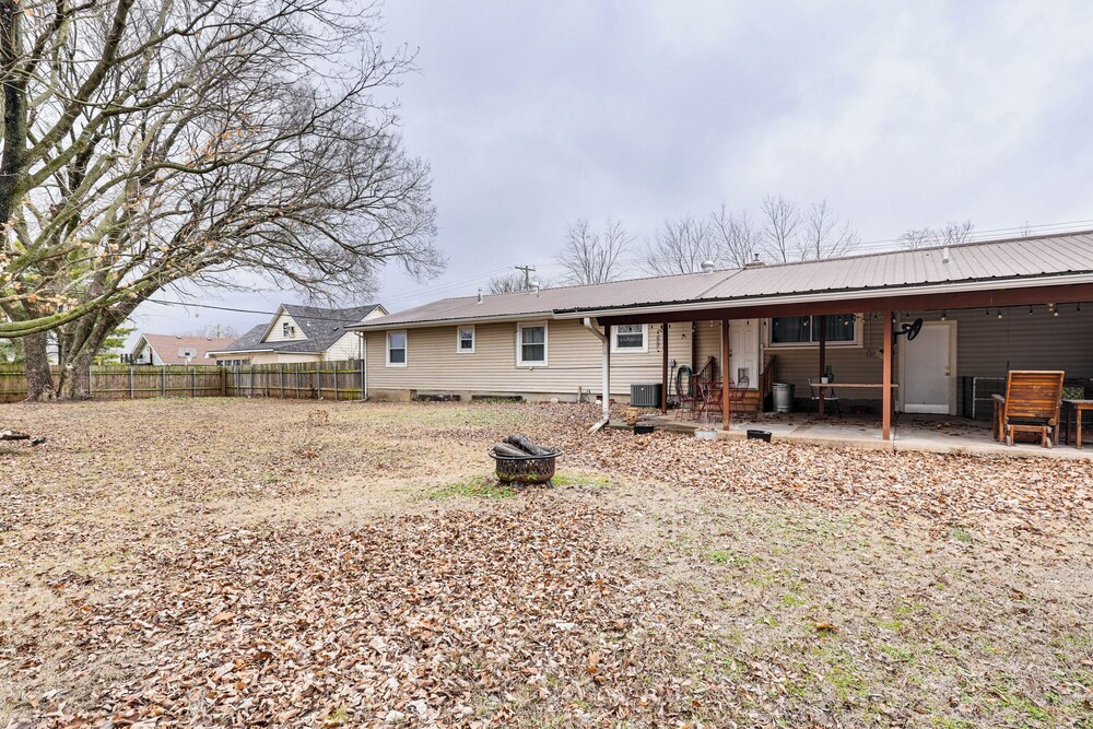 < 1 Mi to Main St Berryville: Spacious Family Home