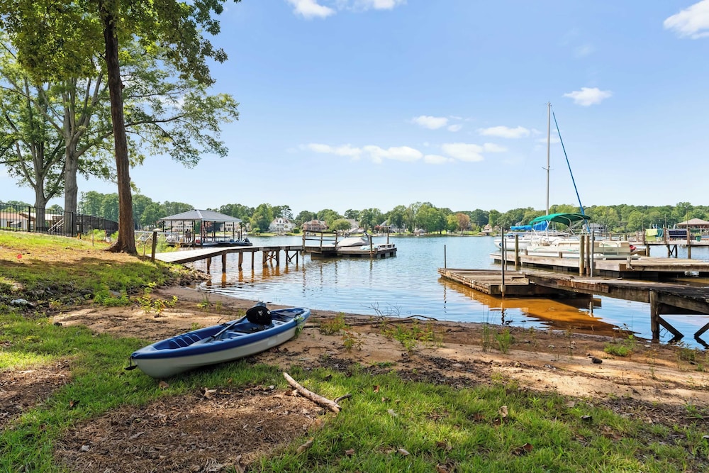 Lake Norman Waterfront Home w/ Covered Porch, Sunset Views & Easy Access to Dining, Shopping & Uptown Charlotte Adventures Sunsets on Shoreline