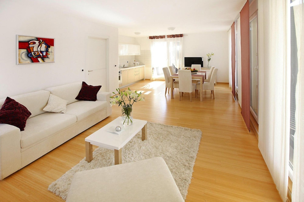 Apartments in Villas Punta Skala With Beachpool