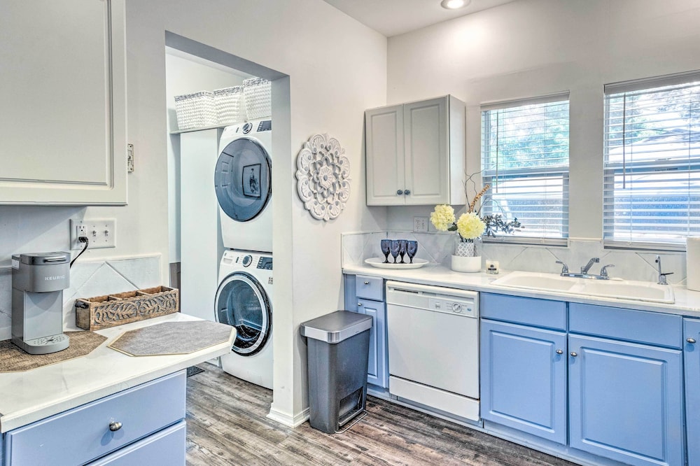 Near Family Fun! Centrally Located Indy Charmer view 5