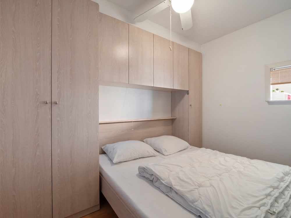 One-bedroom Flat With sea Views and Parking