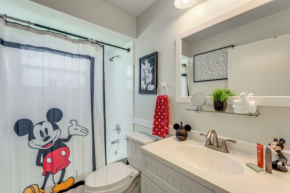 Hot Tub & Movie Theater: Family Oasis in Kissimmee