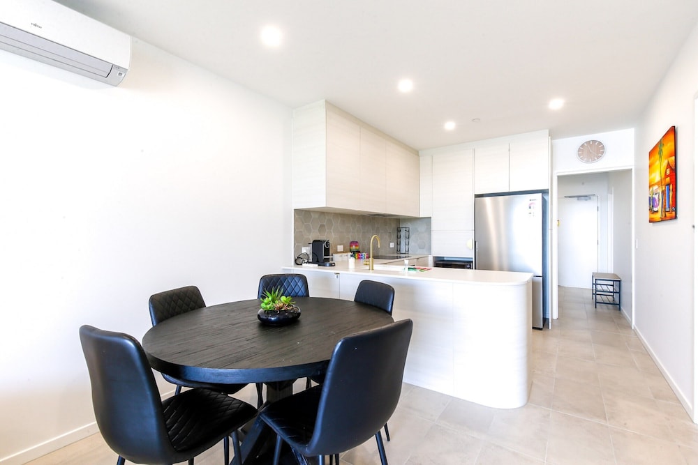 Glorious 2-bed With Waterside Balcony Views