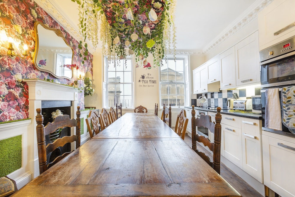 The Wonderland Townhouse - Amazing Alice in Wonderland 8BDR Home