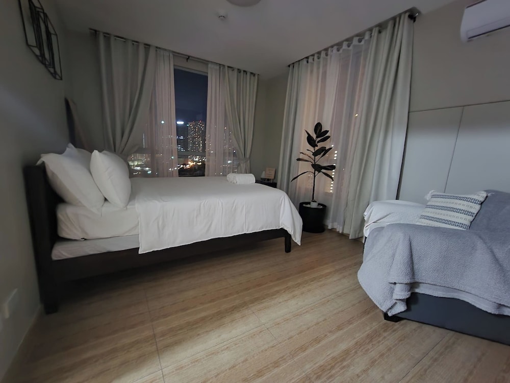 Cozy 1BR Condo in Mandaluyong City With City Skyline View