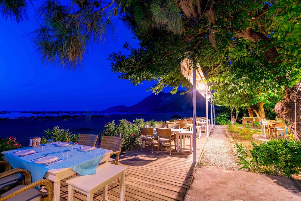 Etenna Beach Bungalows - Image 28