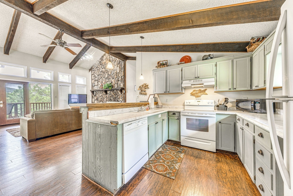 Half-mi to Midtown: Family Retreat w/ Mtn Views!