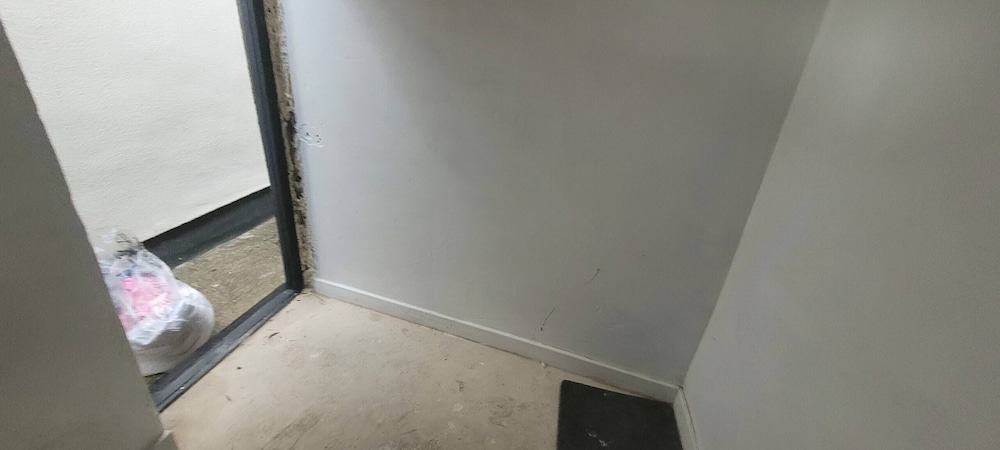 Monthly Stay 3 bed Bike Store Contractors