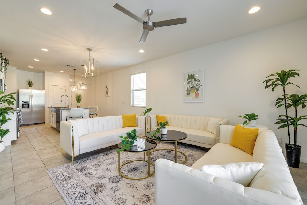 10 Mi to Downtown: Suburban Phoenix Home