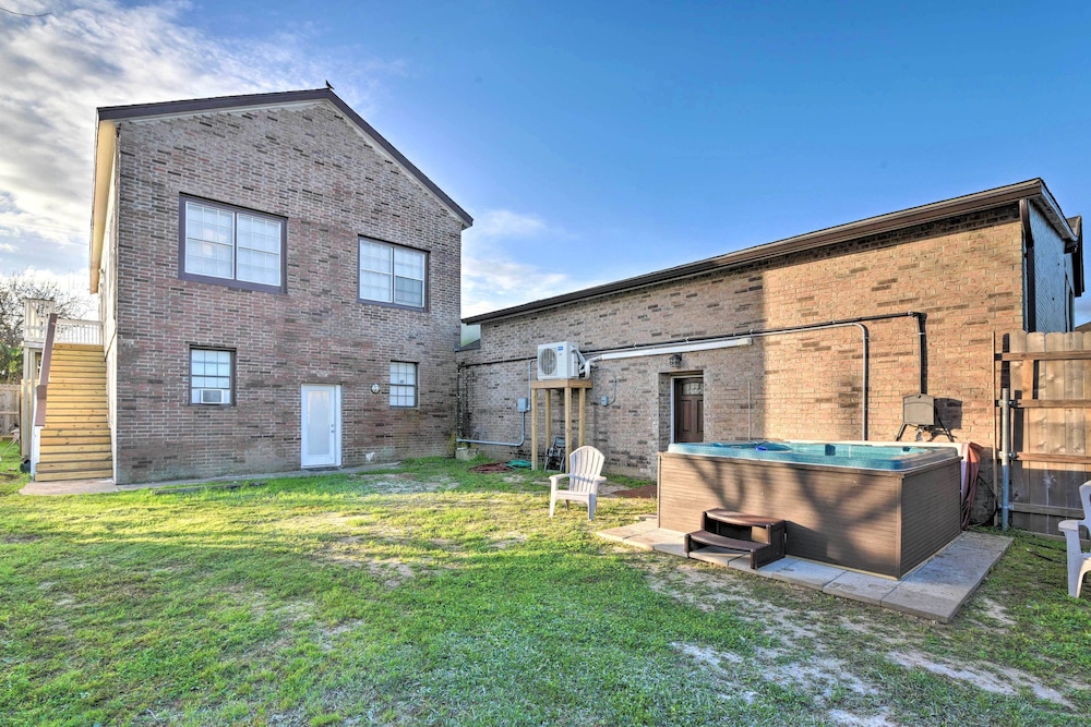 Convenient Apt w/ Golf Carts & Grill Access!