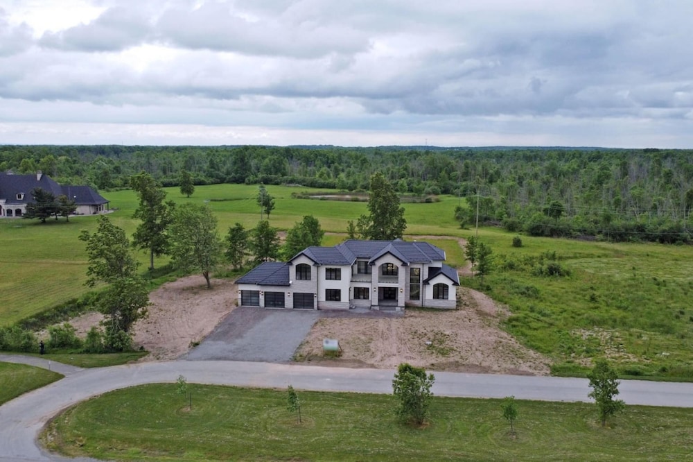 Lucky Mansion Luxury Villa in Fort Erie