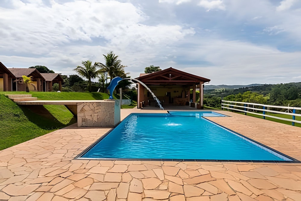 Chácara com 4 Chalés grande piscina
