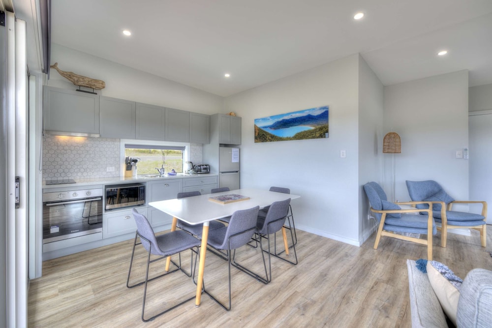 Archella 2 - Beautifully appointed, close to golf course & play ground view 5