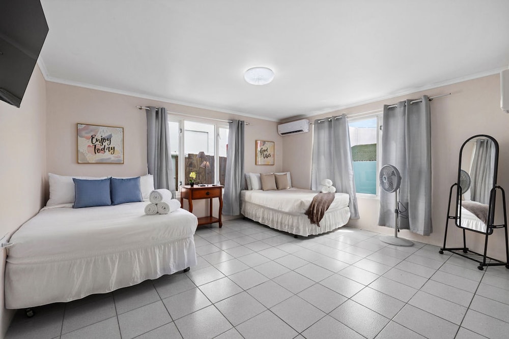 Sleeps 12 Spacious Private Pool Great Location