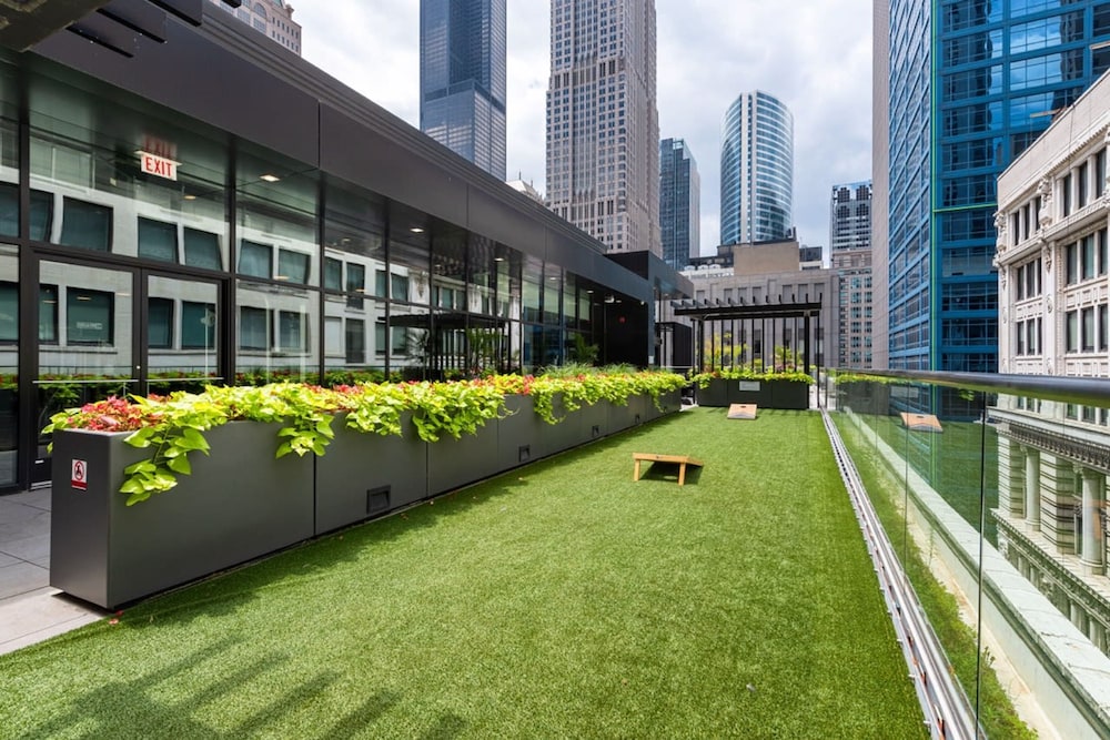 Urban Retreat 2BR Resort Amenities Downtown