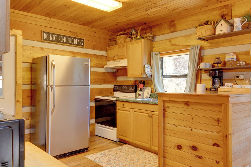 Private Hot Tub & Game Room: Mountain Retreat!