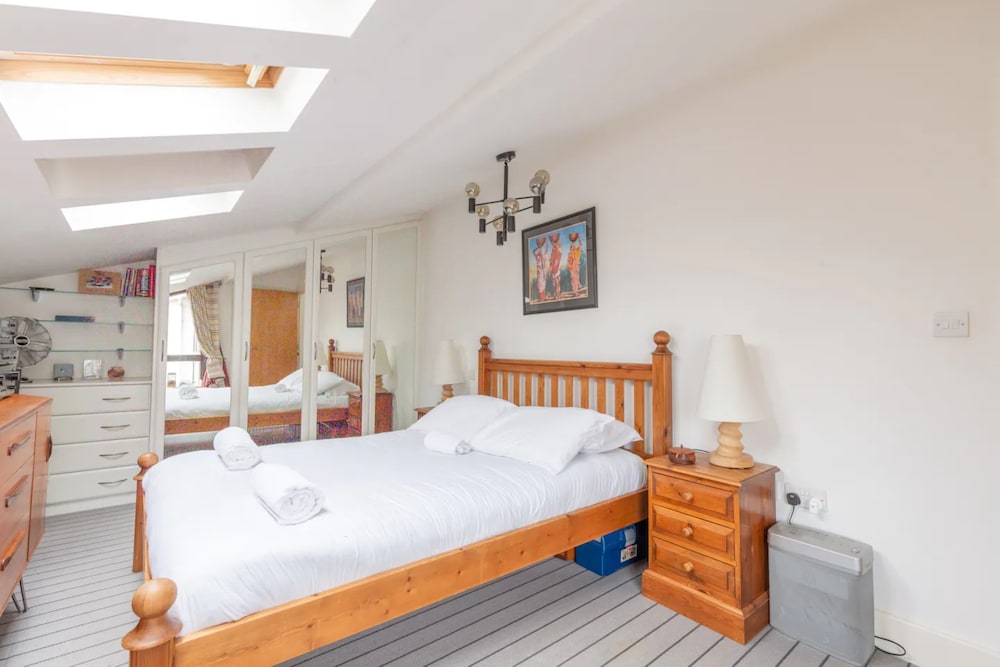 Spacious 2 Bedroom Apartment in Converted Warehouse in Brixton