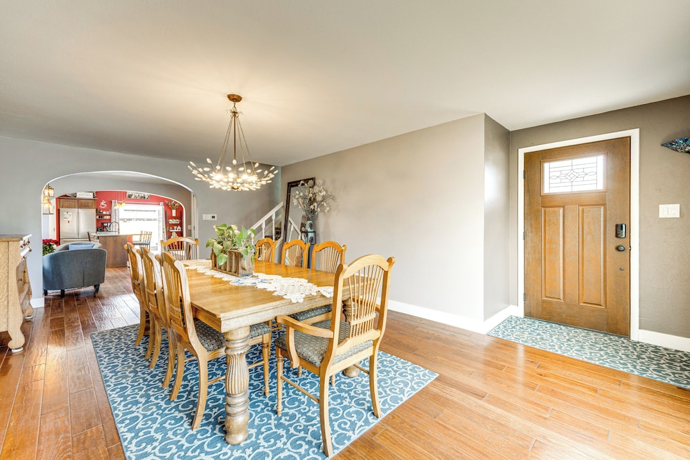 1 Mi to Attractions: Getaway w/ Mtn Views!