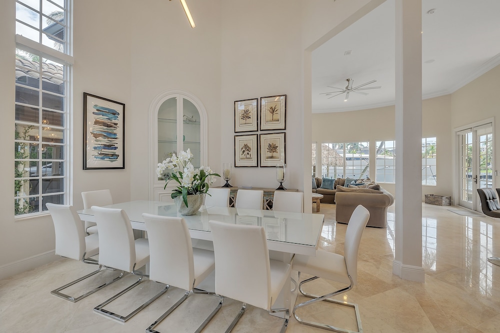 Casa Royale - Luxurious Waterfront Living 7 Bedroom Home by RedAwning - Image 3