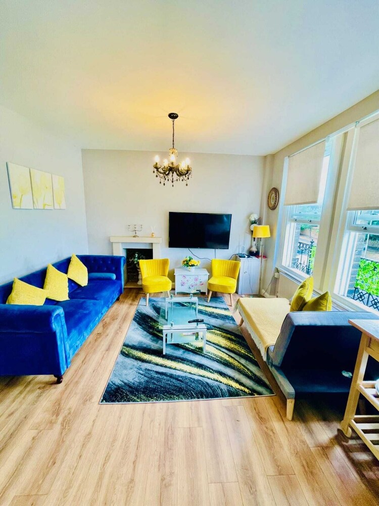 Modern 2 bed Flat, West Kensington, Sleeps 4