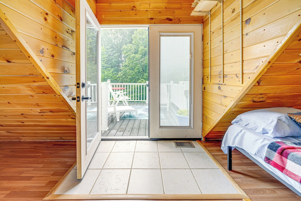 Hot Tub + Pet Friendly: Quiet French Creek Getaway