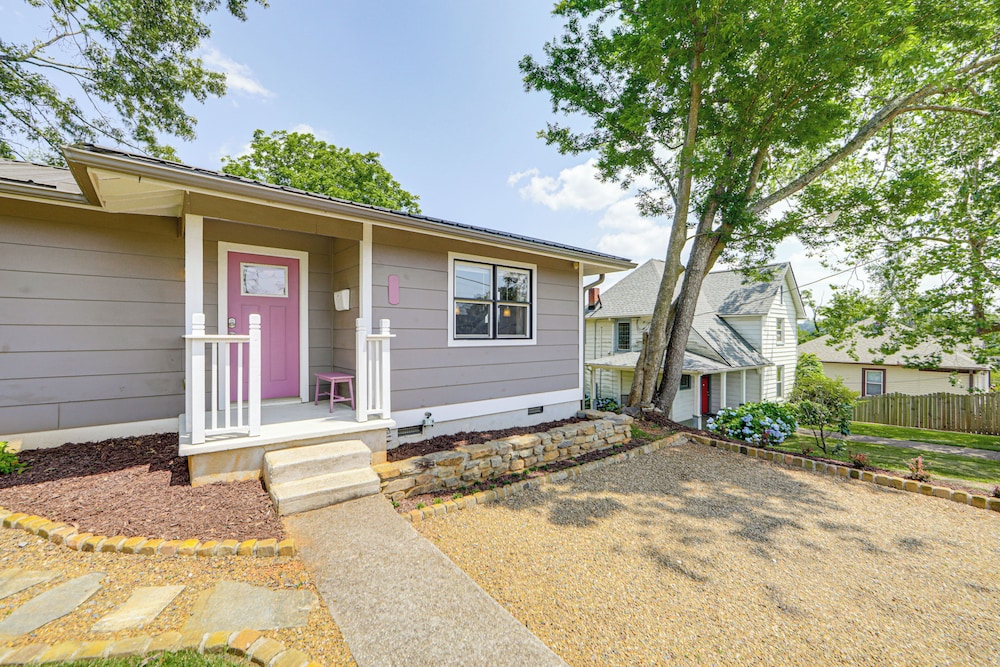 1/2 Mi to River Arts District: Home w/ Deck!