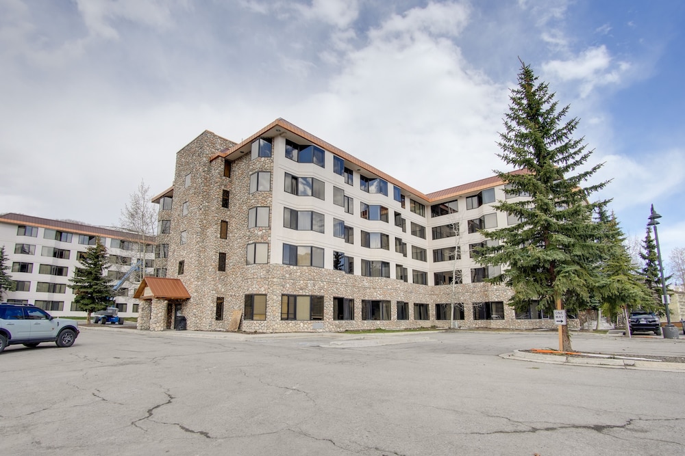 Ski-in/ski-out Crested Butte Studio w/ Pool Access view 5