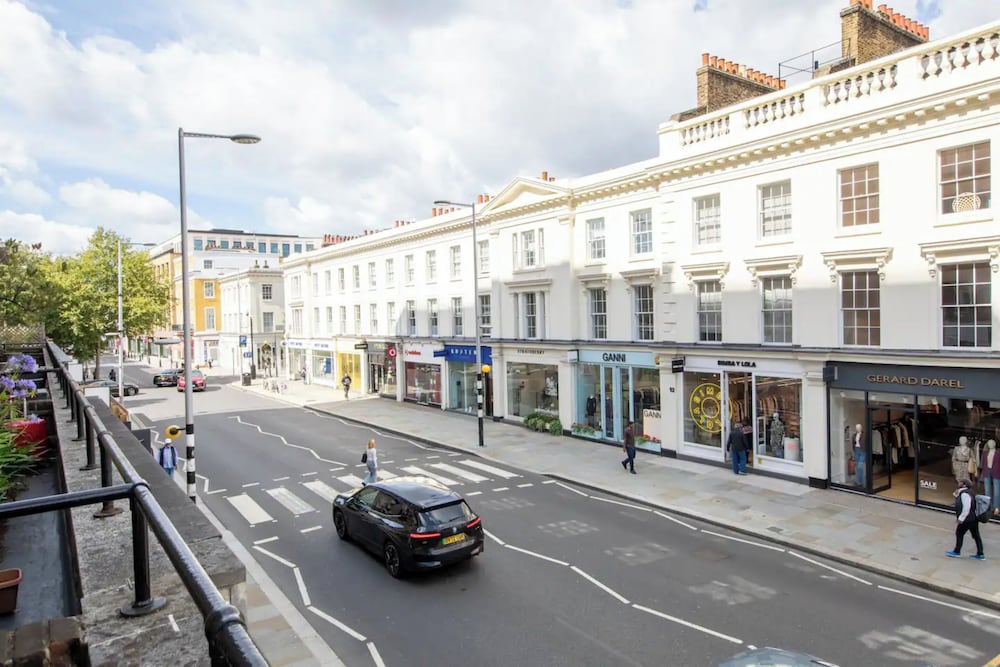 Sleek & Stylish 1BD Flat w/ Balcony - Kings Road