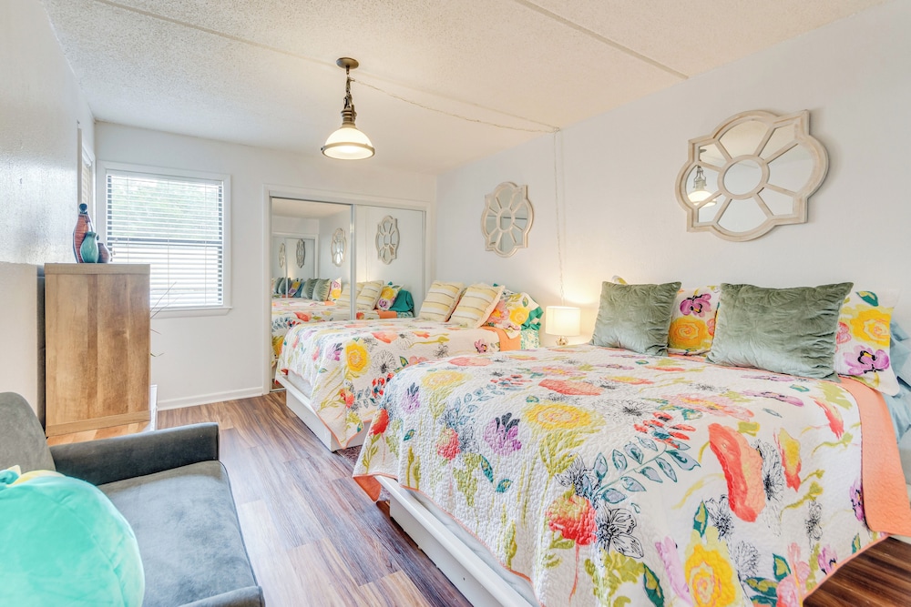 Waterfront Community w/ Perks: Mary Esther Condo