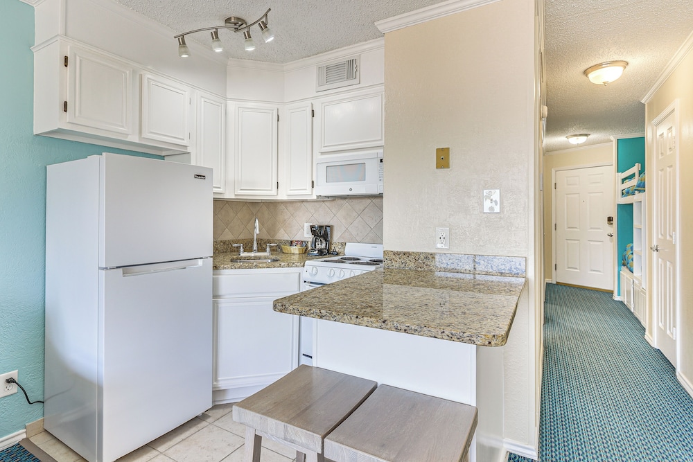Steps to Babes Beach: Condo w/ Pool in Galveston
