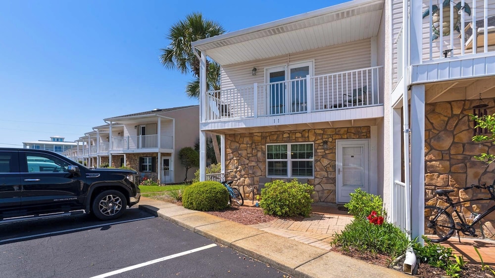 Beachside Retreat With Pools & Local Dining + Free Attraction Tickets!