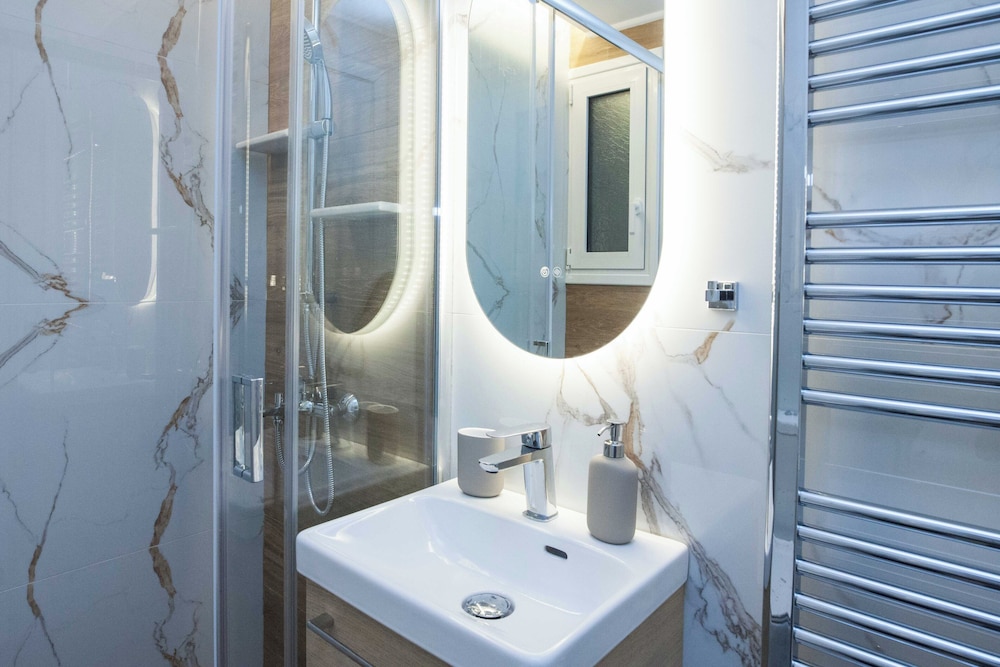 Fresh Modern 1 Bd Apt in Vibrant Patisia