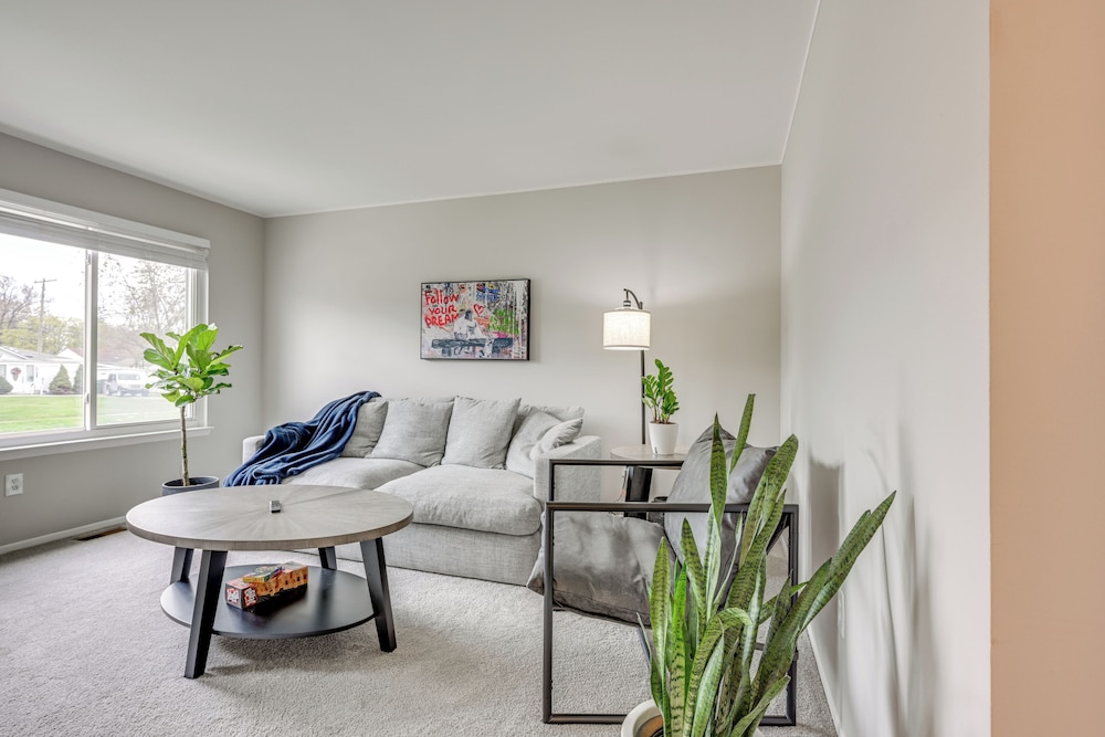 3 Mi to Dtwn Royal Oak: Getaway w/ Fenced Yard!