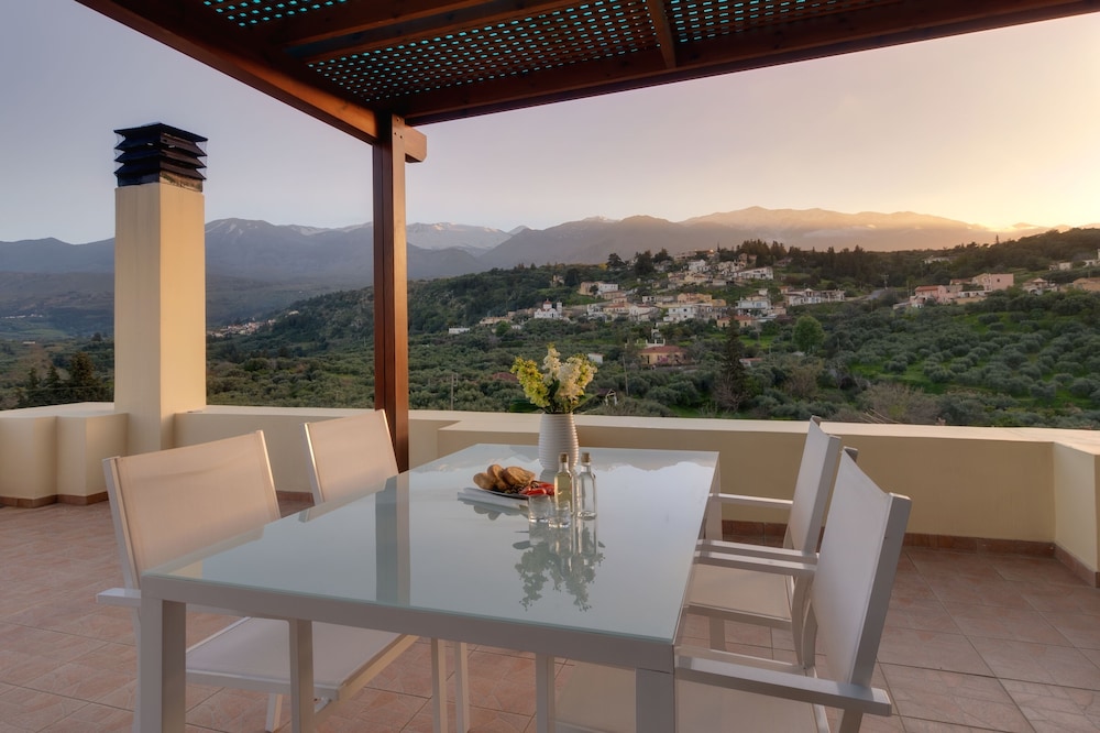 Traditional Ioannis Cottage...luxurious & Rustic With Ecological Heated Pool !!!