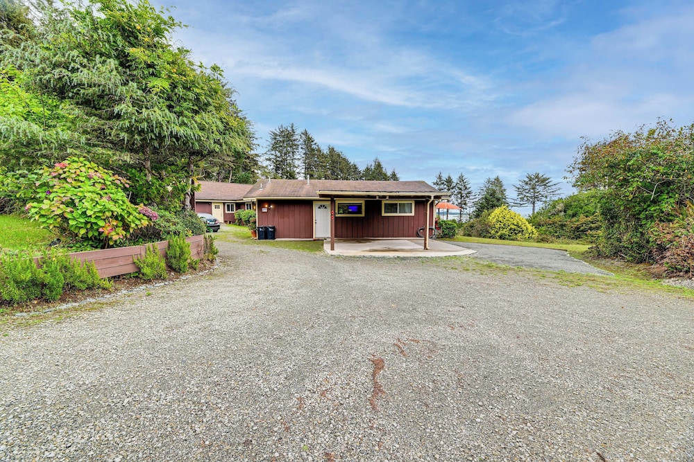 Fish & Hike: Quiet Smith River Cabin Near Ocean!