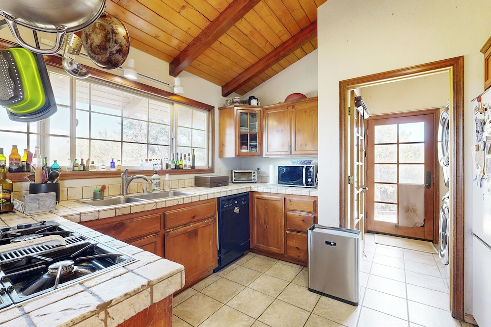 Mountain & Lake View Dog-friendly Retreat