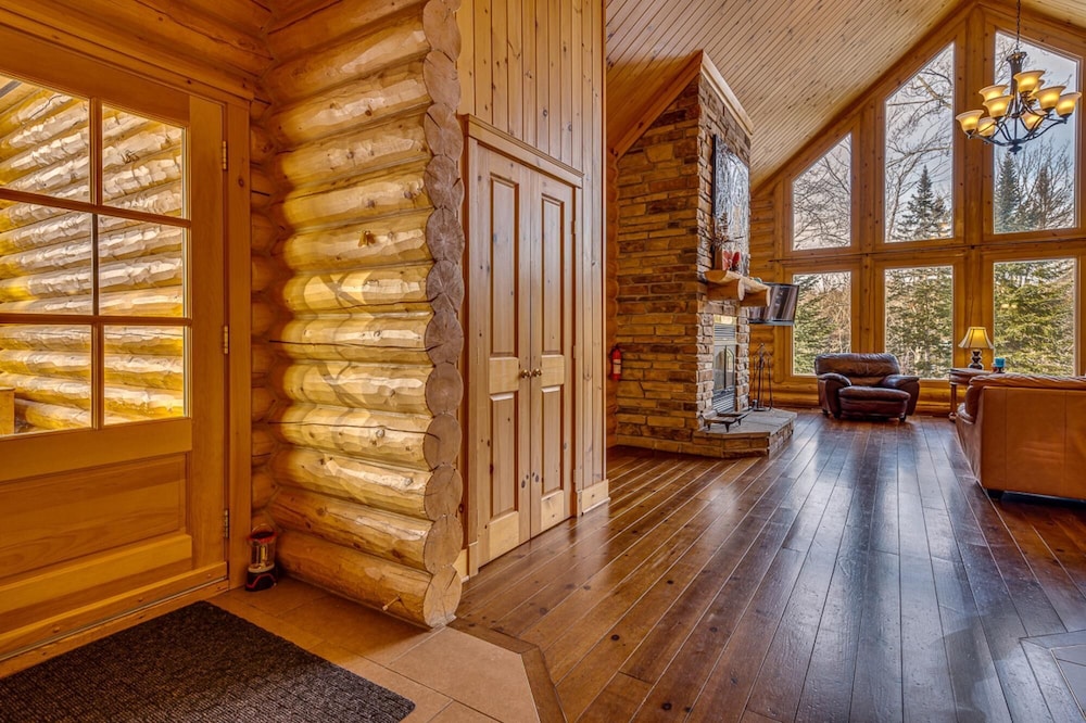 Grand Duc 74 - Gorgeous log Cottage With Private hot tub Heated Pool and Sauna