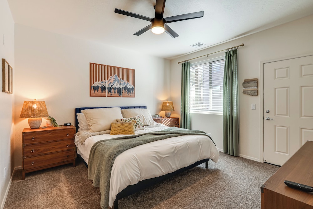 1 Mi to Dtwn Flagstaff: Condo w/ 2 Balconies!