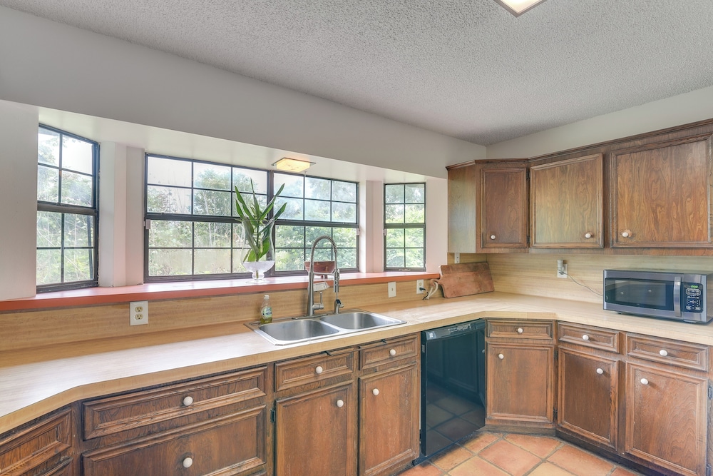 2 Mi to Dtwn: Spacious Angleton Home w/ Courtyard!