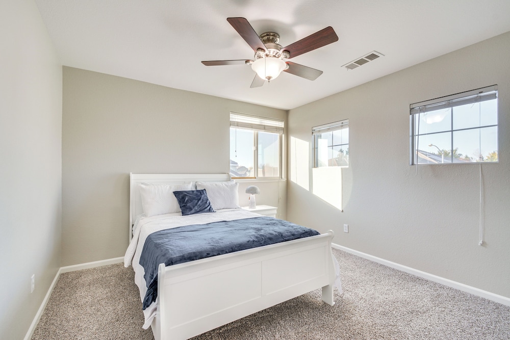 3 Mi to Downtown Merced: Family-friendly Home