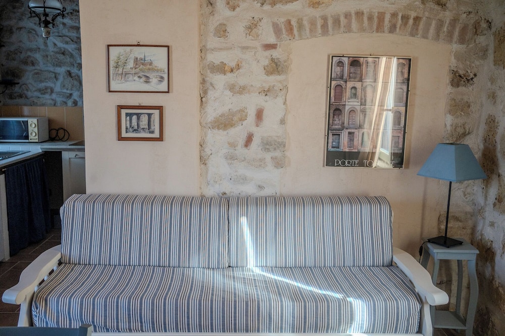 Casale nel Verde con Piscina e Vista