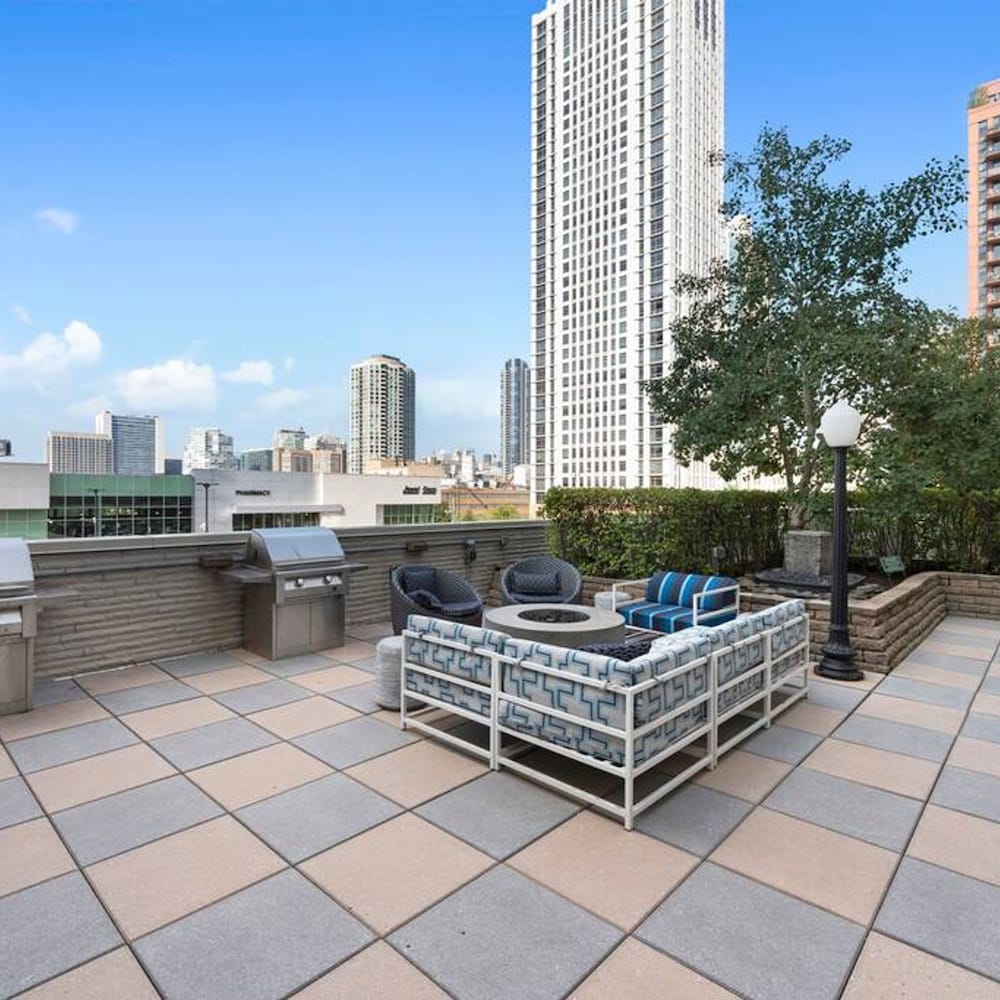 Sleek 2 Bed 2 Bath Condo in Trendy Fulton Market