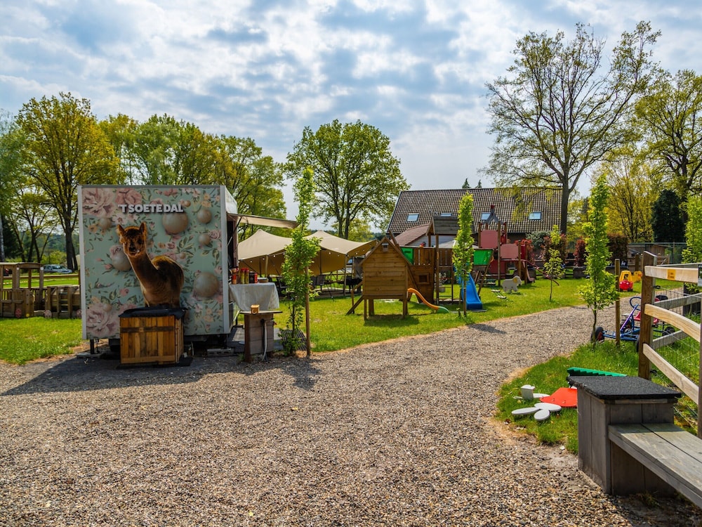 Tent Lodge With Bathroom 16 km From Maastricht