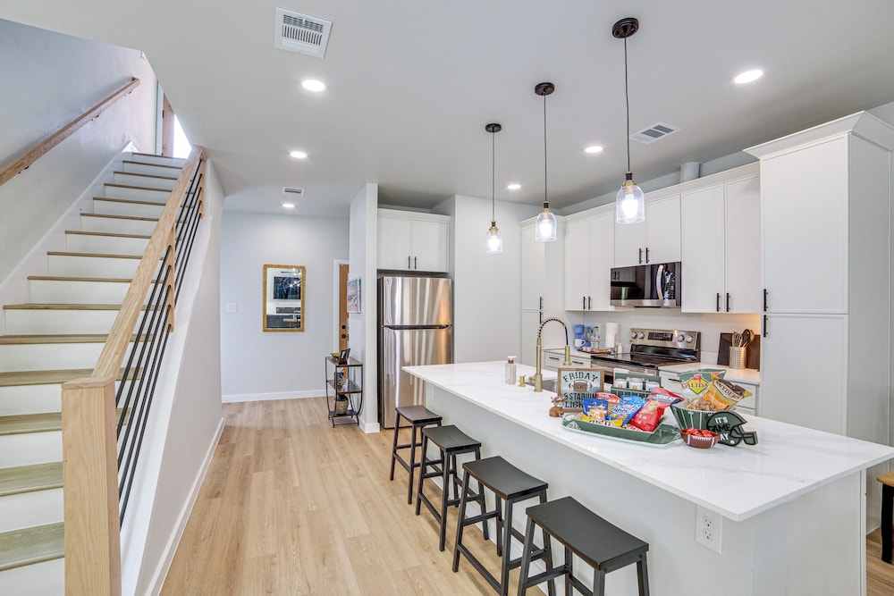 3 Mi to Dtwn Dallas: Pet-friendly Retreat w/ Yard
