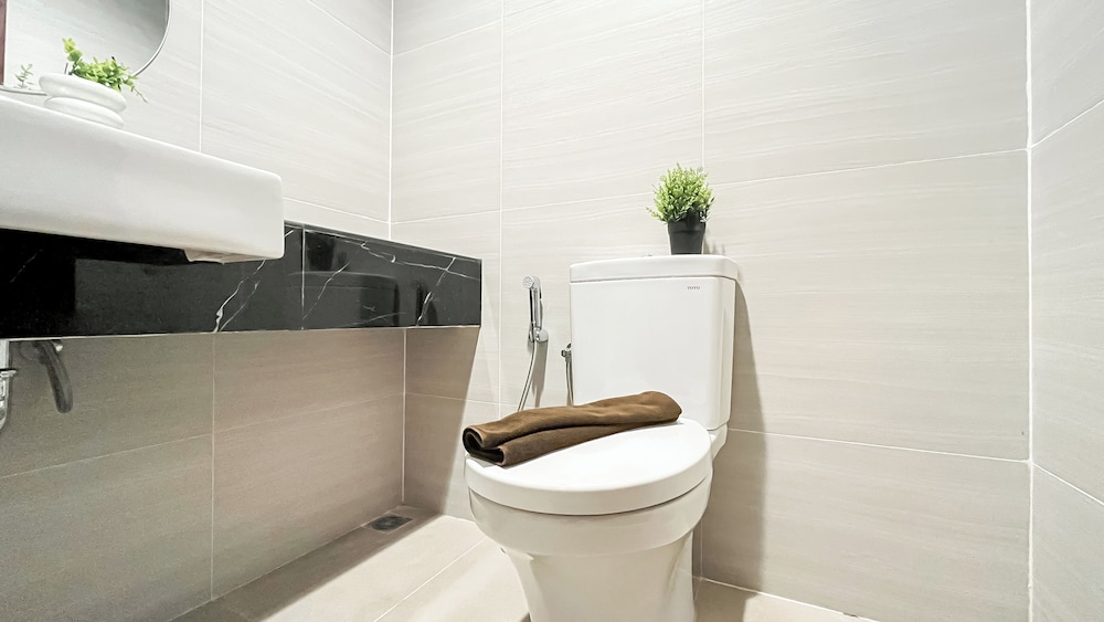 Modern And Tidy Studio Room At West Vista Apartment