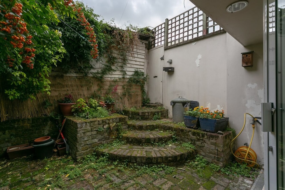 Fantastic and Bright 1 Bedroom Garden Flat